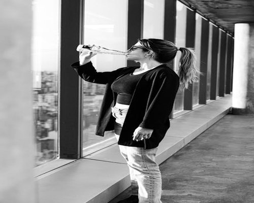 Persona organizando su rutina diaria y tomando agua